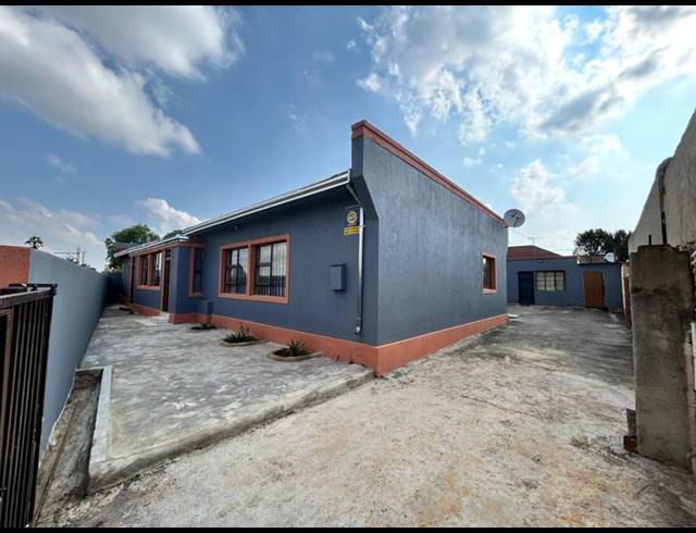 8 BEDROOM HOUSE FOR SALE IN SPRINGS CENTRAL